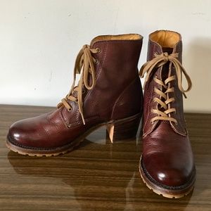 Frye Sabrina Lace Up Walnut